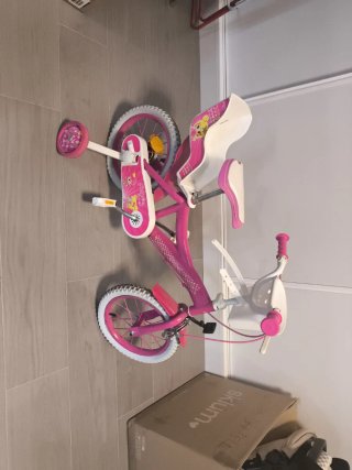 Bicicleta infantil rosa con ruedines