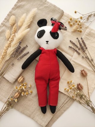 Peluche Panda com Macacão Vermelho