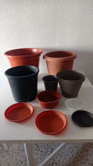Macetas de terracota y plástico