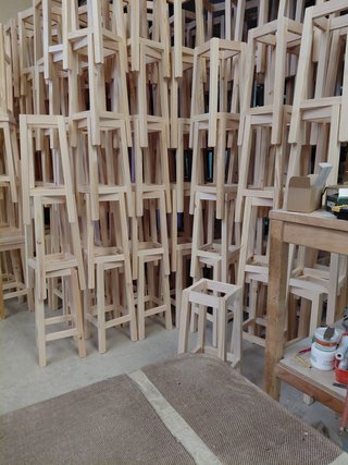 Mesas de madera. Sillas macizas. Barato, economico