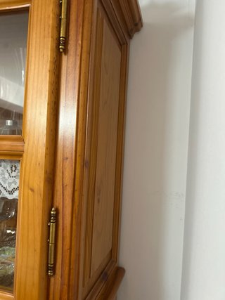 Mueble de comedor de madera y cristal