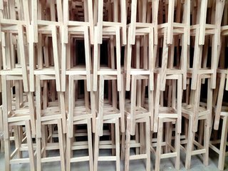 Sillas de madera. Taburetes, mesas. Madera maciza