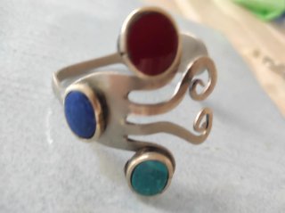 Bracciale con pietre blu, rosse e turchesi