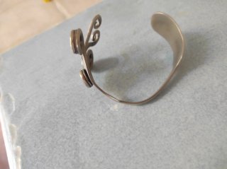 Bracciale con pietre blu, rosse e turchesi