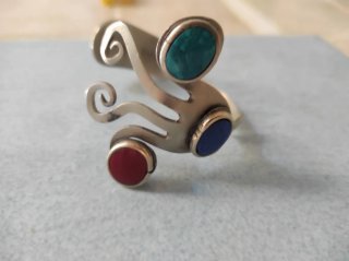 Bracciale con pietre blu, rosse e turchesi