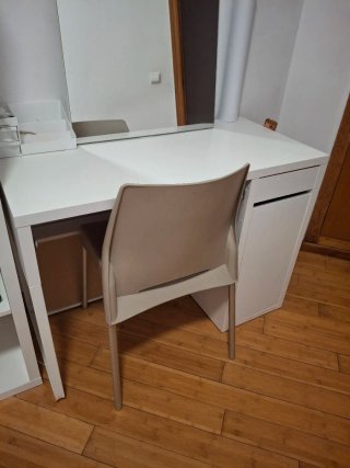 Escritorio blanco con cajón y espejo