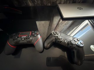 Mandos PS4: 1 Original + 1 Compatible