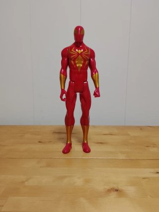 Muñeco Spiderman Titan Rojo y Dorado