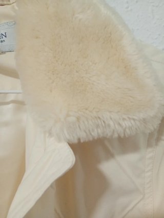 Abrigo blanco con cuello de pelo