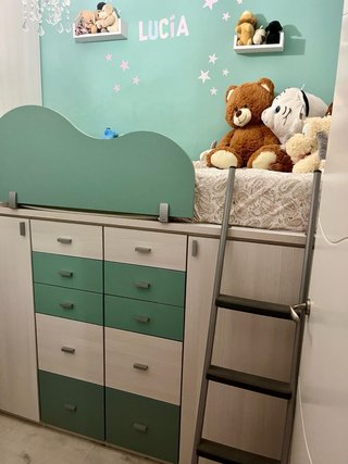 Habitación juvenil compacta con cama alta