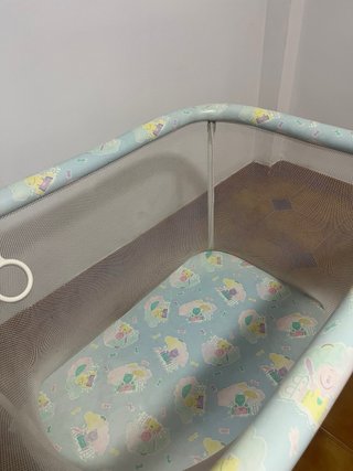 Parque cuna infantil con estampado