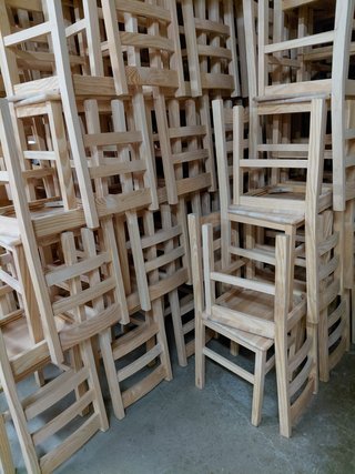 Taburetes de madera maciza. Sillas, mesas. Barato