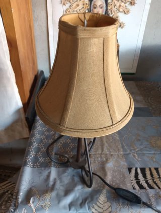 Lámpara de mesa antigua tela y metal