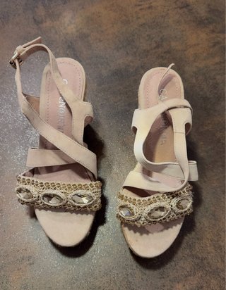 Sandalias cuña beige adornos pedrería
