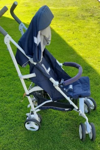 Silla de paseo Inglesina azul y botellero.