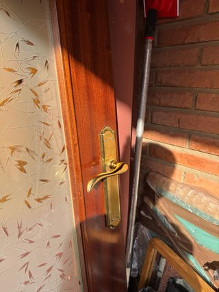 Puerta de madera con cristal decorativo