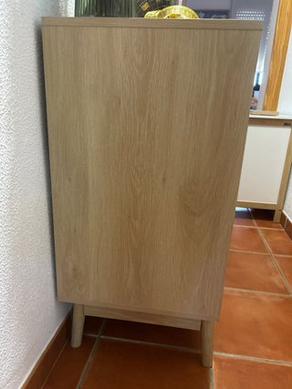 Cómoda de madera con diseño acanalado
