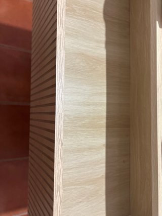 Cómoda de madera con diseño acanalado