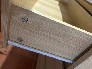 Cómoda de madera con diseño acanalado
