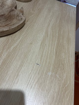 Cómoda de madera con diseño acanalado