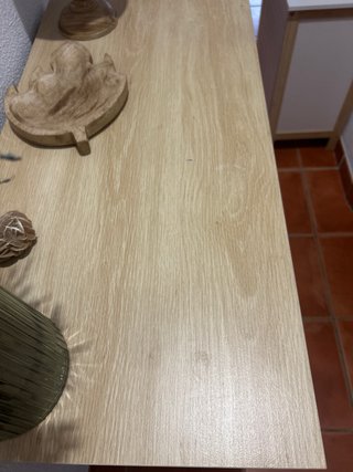 Cómoda de madera con diseño acanalado