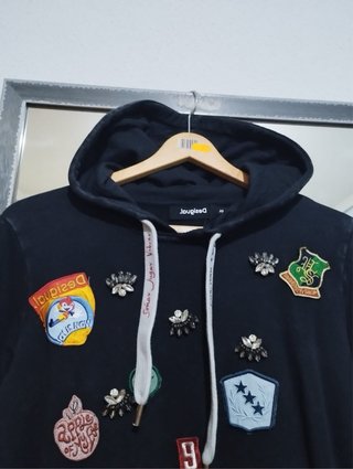 Sudadera Desigual efecto desgastado y con Parches