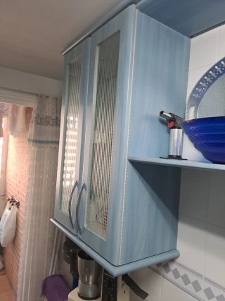Muebles de cocina azules y blancos
