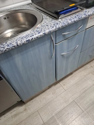 Muebles de cocina azules y blancos