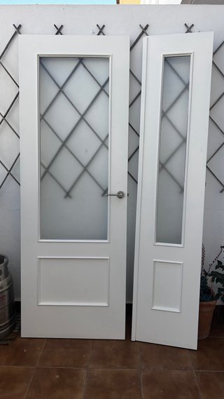Puerta blanca cocina/comedor con cristal