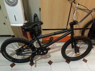 Bicicleta BMX negra