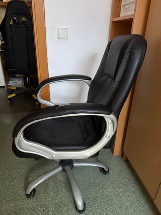 Silla de escritorio negra y plateada