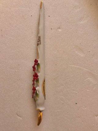 Penna Capodimonte in ceramica con fiori rossi