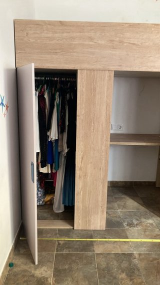 Cama alta con escritorio y armario