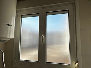 Ventana blanca con persiana