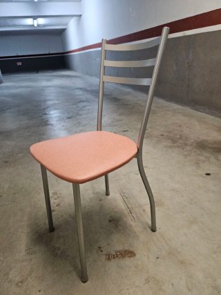 Sillas con asiento acolchado y estructura Metálica