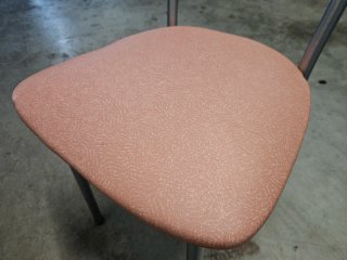 Sillas con asiento acolchado y estructura Metálica