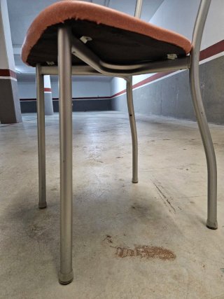 Sillas con asiento acolchado y estructura Metálica