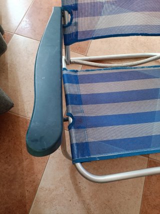 Silla de playa plegable azul y gris