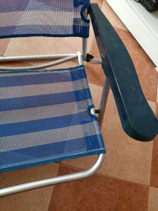 Silla de playa plegable azul y gris
