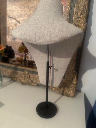 Busto expositor para collares beige extensible