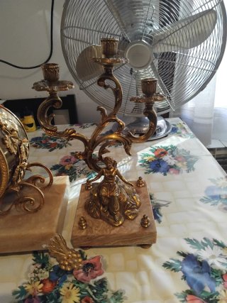 Reloj Antiguo con 2 Candelabros Dorados