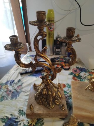 Reloj Antiguo con 2 Candelabros Dorados