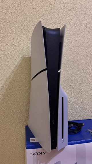 Consola Sony PS5 con mando y cables