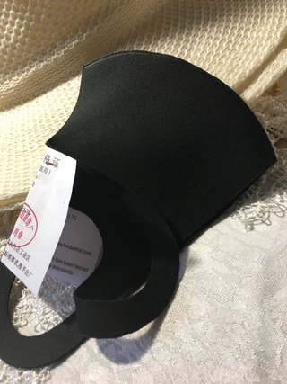 Mascarilla cubreboca negra con inicial P de strass