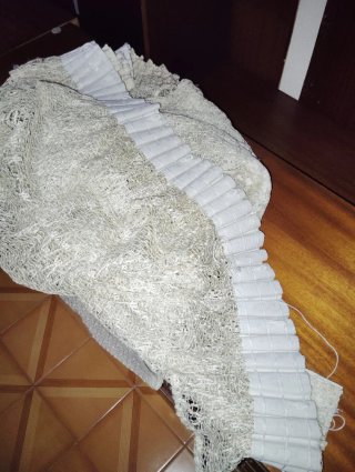 Tende traforate per soggiorno beige e bianco