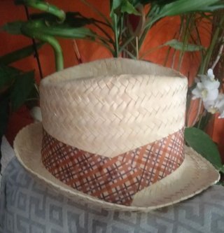 Sombrero de paja, nuevo y tejido con cinta