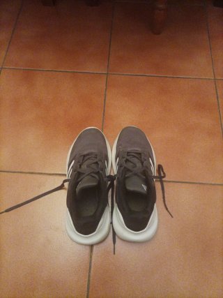 Zapatillas Adidas Negras y Blancas