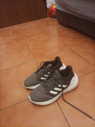 Zapatillas Adidas Negras y Blancas