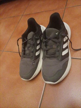 Zapatillas Adidas Negras y Blancas