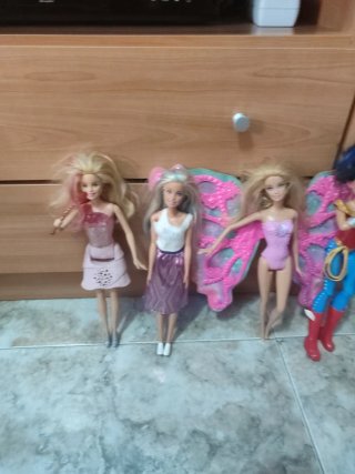 Lote de 4 Barbies y Wonder Woman